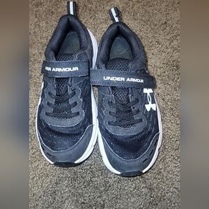 Girls 2.5Y UNDER ARMOUR SHOES